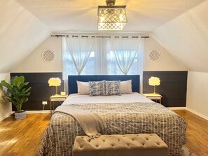 4 slaapkamers, een bureau, een strijkplank/strijkijzer, reisbedje