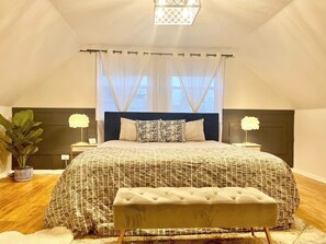 4 habitaciones, escritorio y tabla de planchar con plancha 