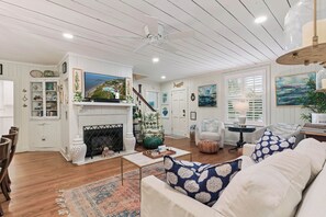 TV - Nostalgia of 1930’s with modern kitchen and baths, sleeps 8 (St Simons Island)