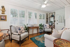 TV - Nostalgia of 1930’s with modern kitchen and baths, sleeps 8 (St Simons Island)
