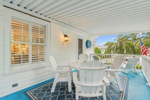 Outdoor dining - Nostalgia of 1930’s with modern kitchen and baths, sleeps 8 (St Simons Island)