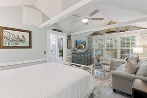 4 bedrooms, free WiFi, bed sheets - Nostalgia of 1930’s with modern kitchen and baths, sleeps 8 (St Simons Island)