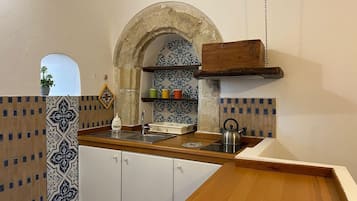 Fridge, stovetop, coffee/tea maker, cookware/dishes/utensils