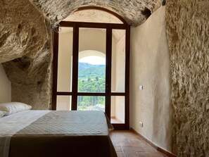2 bedrooms, internet, bed sheets - Apartment with Sea View (TROPEA)