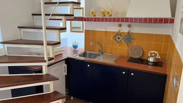 Stovetop, coffee/tea maker, cookware/dishes/utensils