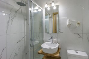 Chuveiro, secador de cabelo, toalhas de banho