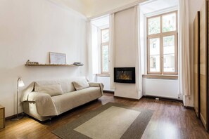 TV - Set in city centre with various shops, metro station, restaurants and theatres! (Budapest)