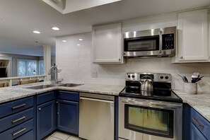 Kühlschrank, Mikrowelle, Herdplatte, Geschirrspüler