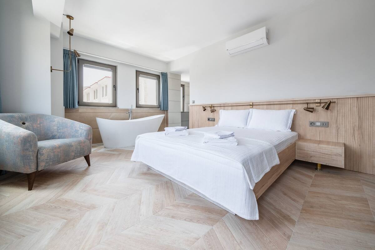 Premium bedding, minibar, desk, free WiFi