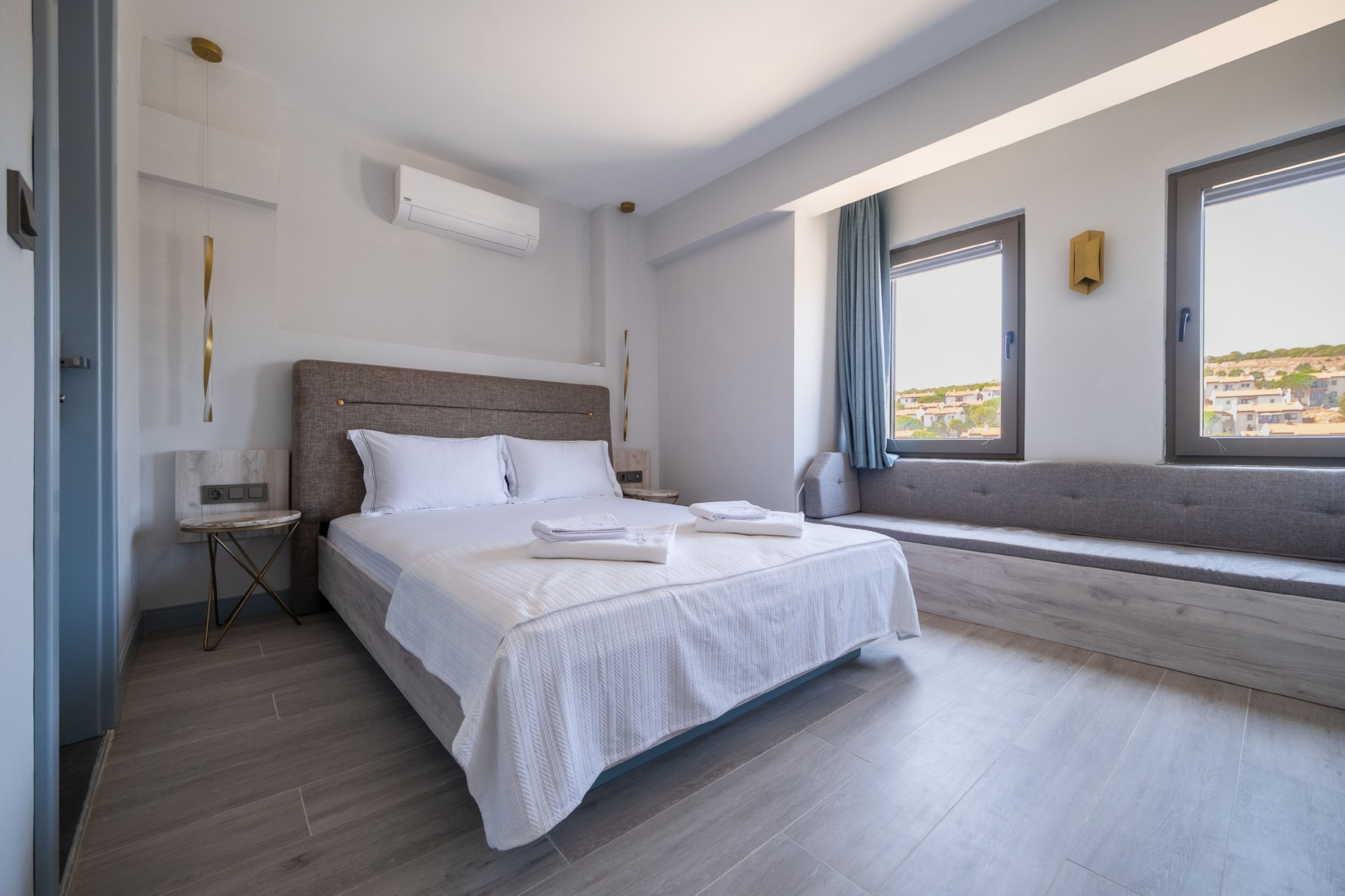 Deluxe Double Room, Sea View | Premium bedding, minibar, desk, WiFi (free)