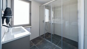 Suite Keluarga, pemandangan laut | Kamar mandi