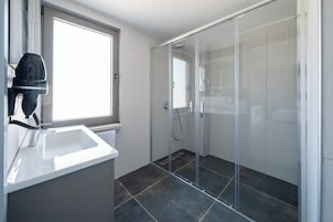 Bañera, bañera profunda, artĂculos de tocador gratuitos, secador de pelo