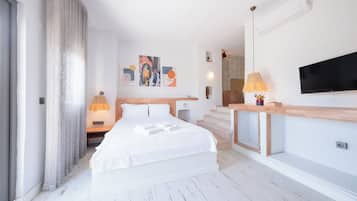 Habitación doble de luna de miel, patio, vista al mar | Ropa de cama de alta calidad, minibar, escritorio y wifi gratis
