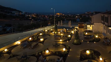 Voorkant accommodatie - avond/nacht