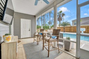 Outdoor dining - Beach Happy Bungalow 315–Pool & Golf Cart–Sleeps 8 (Panama City Beach)