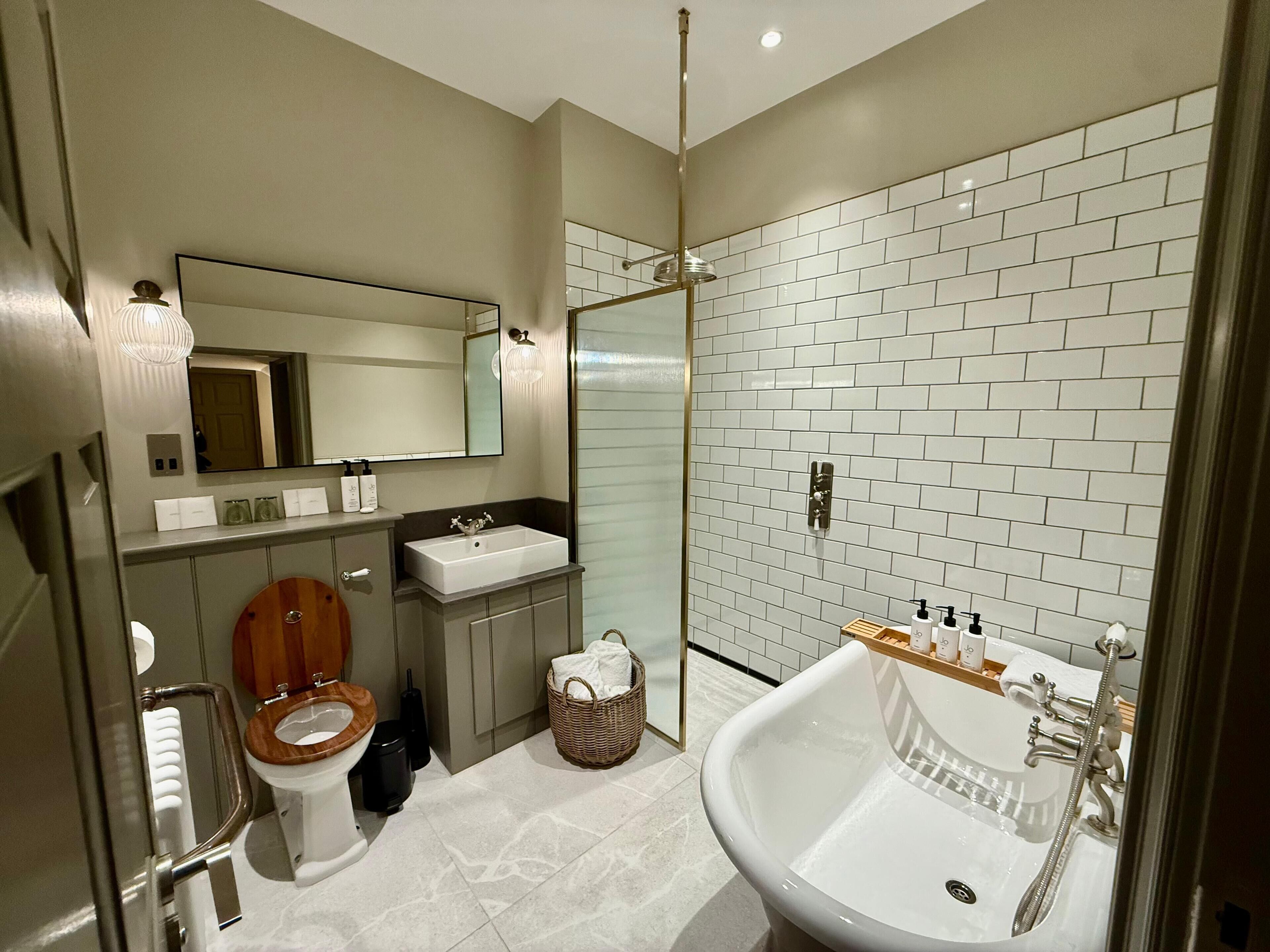 Un baño moderno con inodoro, lavamanos y bañera.