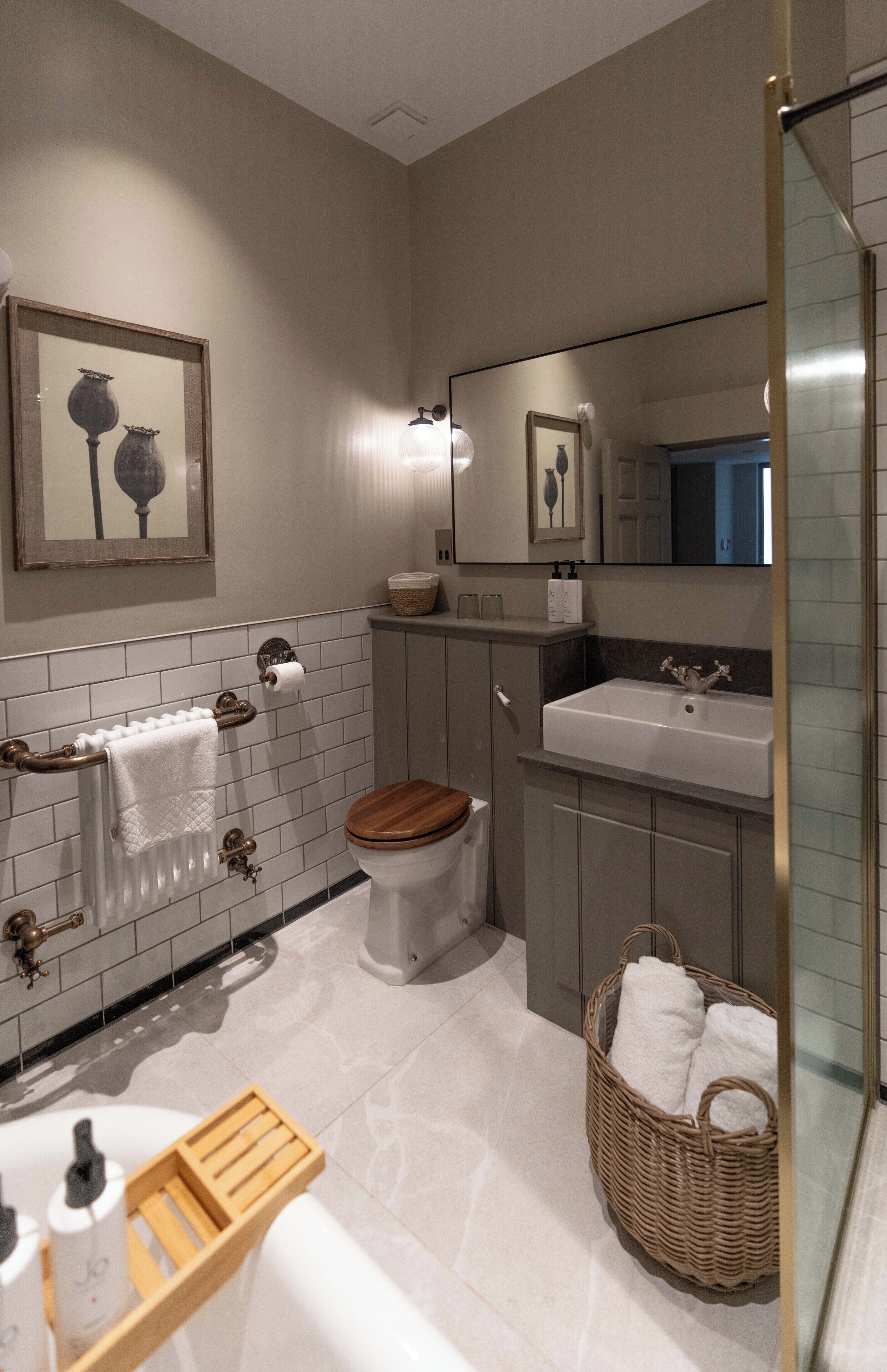 Une salle de bain moderne équipée de toilettes, d’un lavabo et d’une baignoire.
