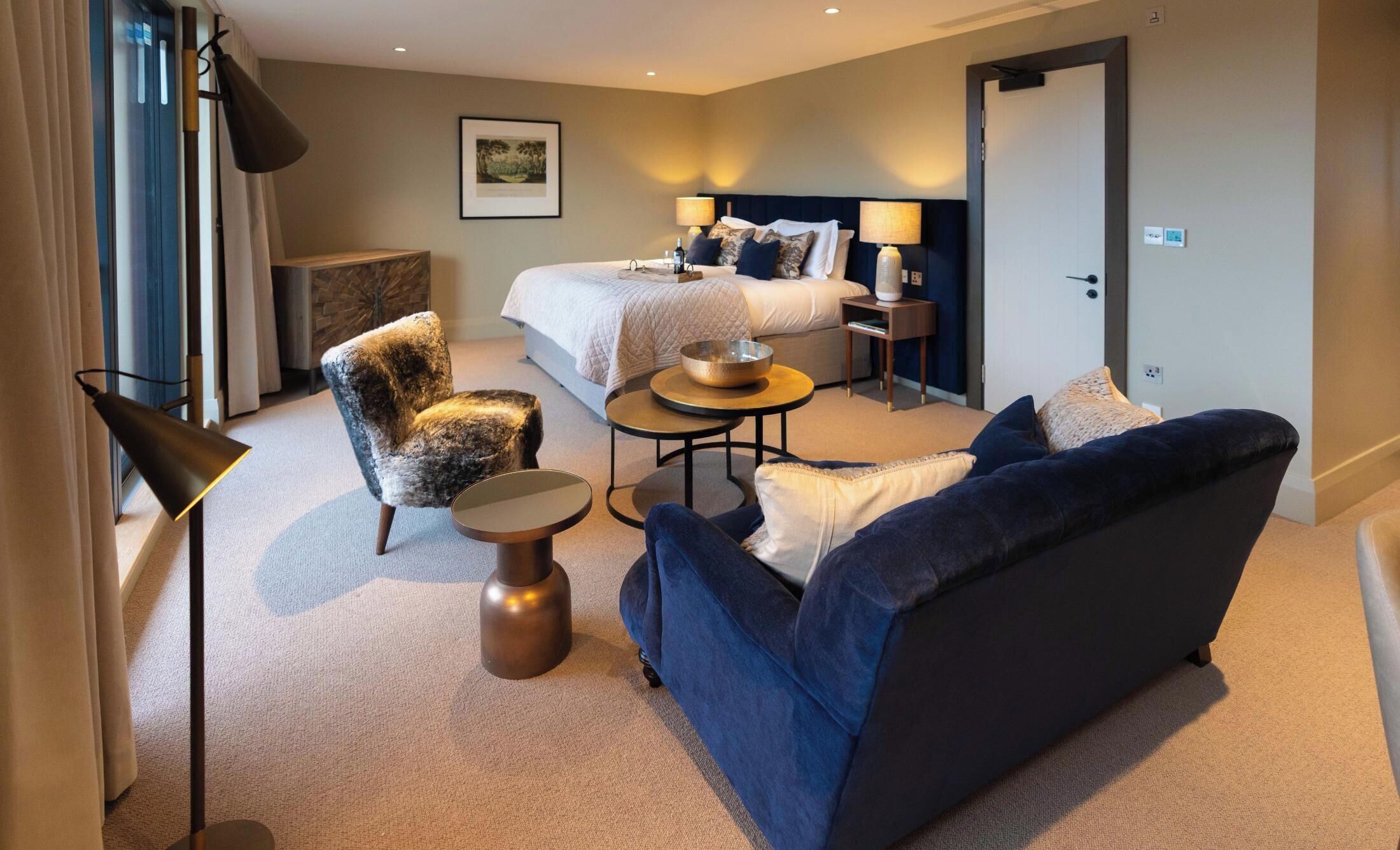 ملاءات من القطن المصري وأغطية فراش متميزة وخزنة داخل الغرفة ومكتب