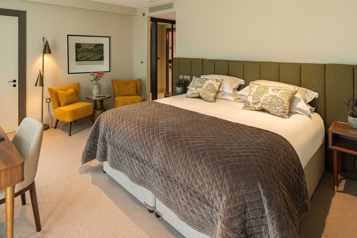 ملاءات من القطن المصري وأغطية فراش متميزة وخزنة داخل الغرفة ومكتب