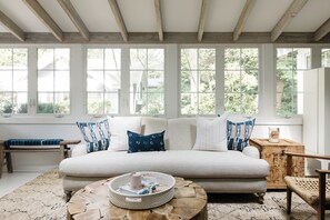 TV connectée, cheminée, livres