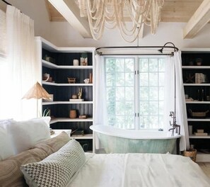 3 chambres, bureau, fer et planche à repasser, lit de bébé portatif