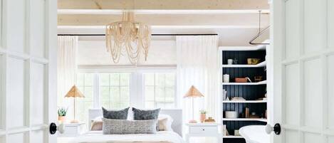 3 habitaciones, escritorio y tabla de planchar con plancha