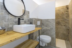 シャワー、タオル、トイレットペーパー