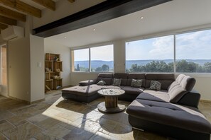TV, books - Grande Maison Campagne (Tulette)
