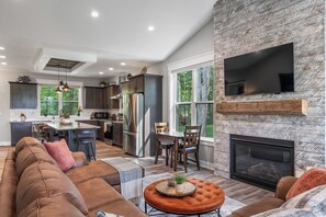 Smart-TV, Kamin, Bücher