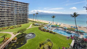 Un hotel con piscina, spiaggia e vista sull'oceano.