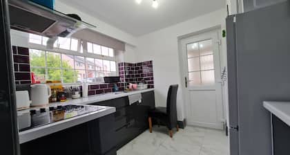 Bristol 2-bed Bungalow, Sleeps 4, Parking