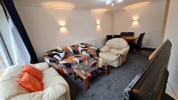 Rumah | 2 kamar tidur, setrika/meja setrika, Wi-Fi gratis, dan seprai linen