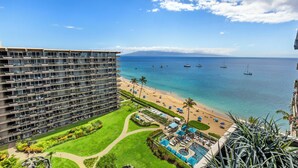 Un hôtel doté d’une piscine, d’un accès à la plage et offrant une vue sur l’océan.