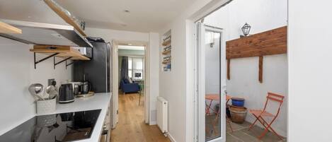 Kühlschrank, Mikrowelle, Ofen, Geschirrspüler