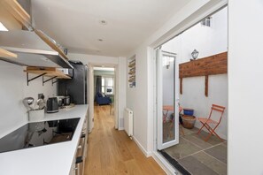 Fridge, microwave, oven, dishwasher - Brighton House (Brighton)