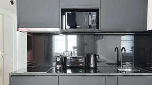 Coffee/tea maker, fridge, microwave, stovetop - Charming apartment Louvre Museum / Concorde (Paris)