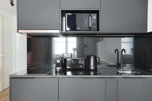 Køleskab, mikrobølgeovn, kogeplade, kaffe-/temaskine