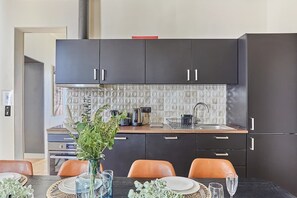 Kühlschrank, Mikrowelle, Herdplatte, Geschirrspüler