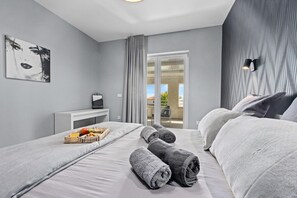 4 bedrooms, iron/ironing board, WiFi, bed sheets