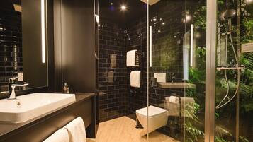 Apartment Leblon | Badezimmer | Dusche, kostenlose Toilettenartikel, Haartrockner, Handtücher