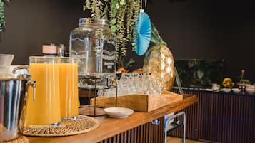 Desayuno buffet diario (EUR 19.50 por persona)