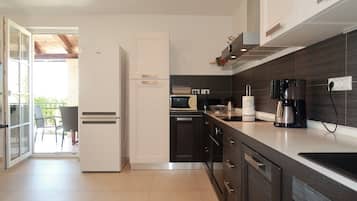 Een koelkast, een magnetron, een oven, een vaatwasser