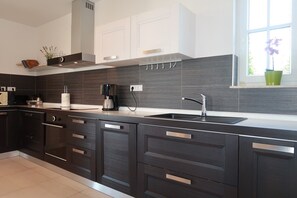 Kühlschrank, Mikrowelle, Ofen, Geschirrspüler