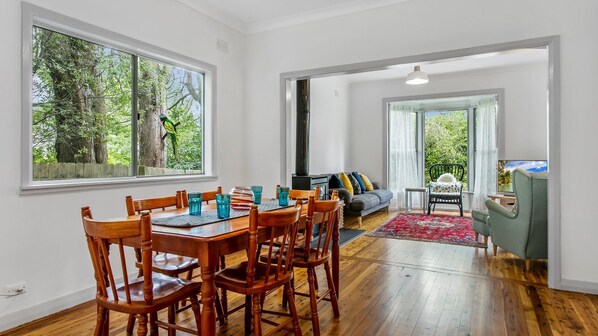 تلفزيون ذكي، مدفأة، مشغل دي في دي، كُتُب