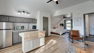 House, 1 Bedroom | Private kitchen | Fridge, coffee/tea maker, toaster