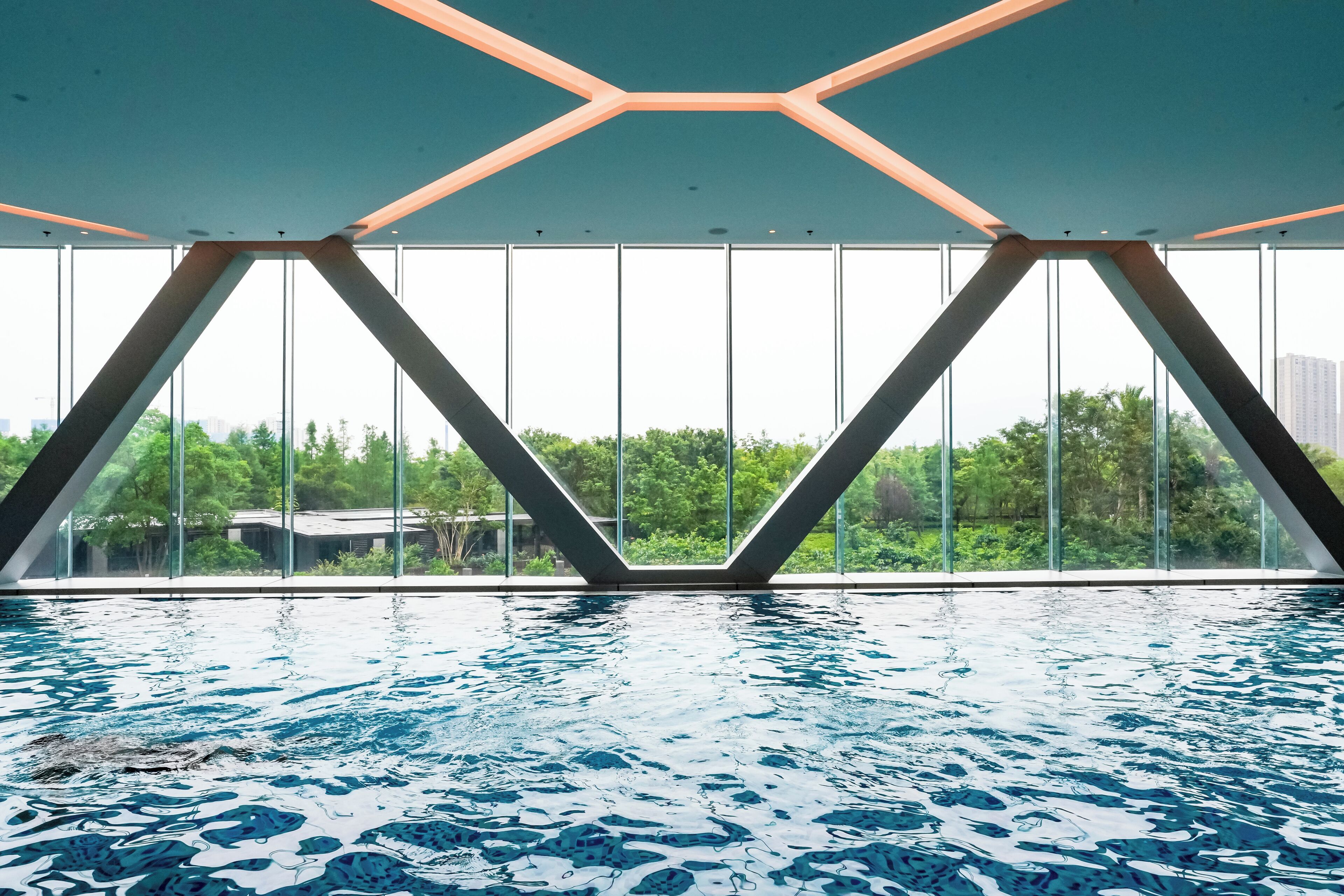 Piscine couverte, accès possible de 07 h 00 à 22 h 00, chaises longues 