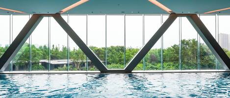 Inomhuspool, öppet 07.00 till 22.00, solstolar och livvakter på plats