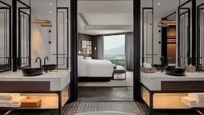 A modern hotel room with a large bed, two bathrooms, and a city view. - Sheraton Taizhou (Taizhou)