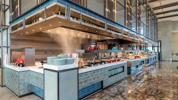 4 restaurantes; se sirven almuerzos