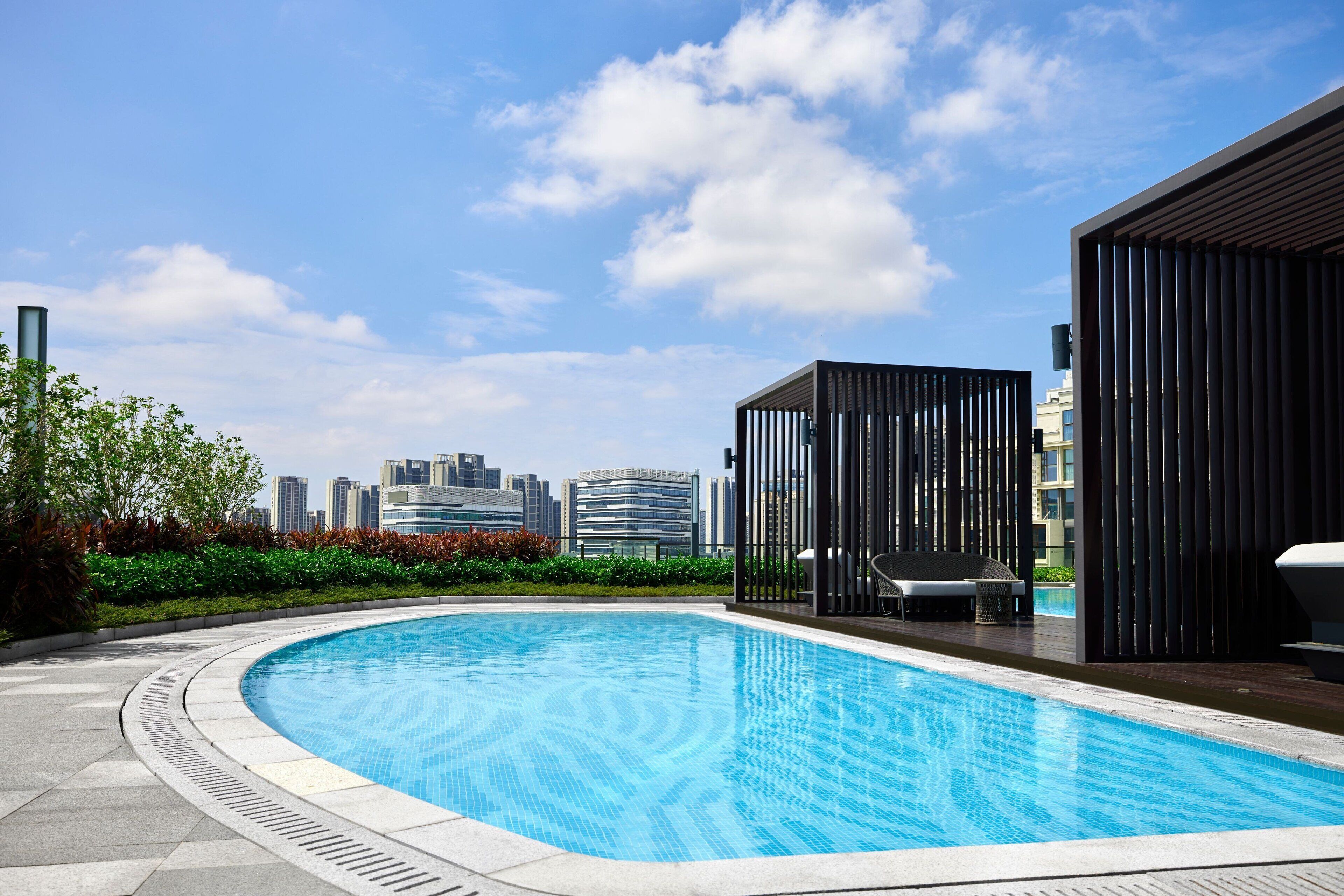 2 outdoor pools, free pool cabanas, pool loungers